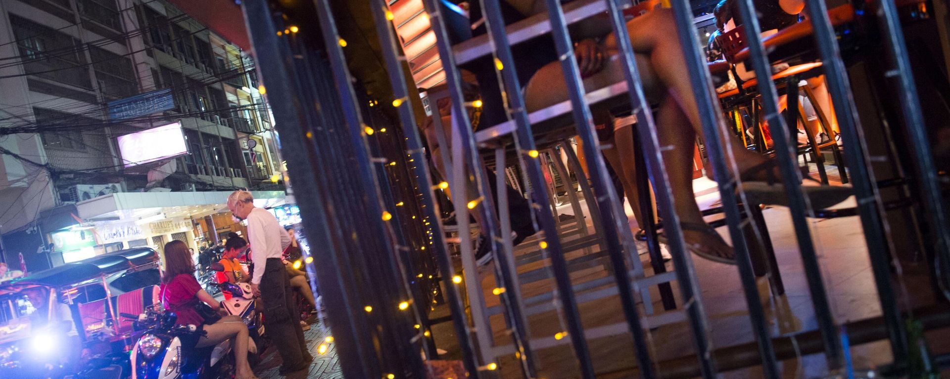 This picture taken on October 11, 2018 shows a woman (L) talking to a foreigner outside a bar in Nana district, Bangkok's famed red light strip of bars and clubs. - Sputnik International, 1920, 30.12.2022