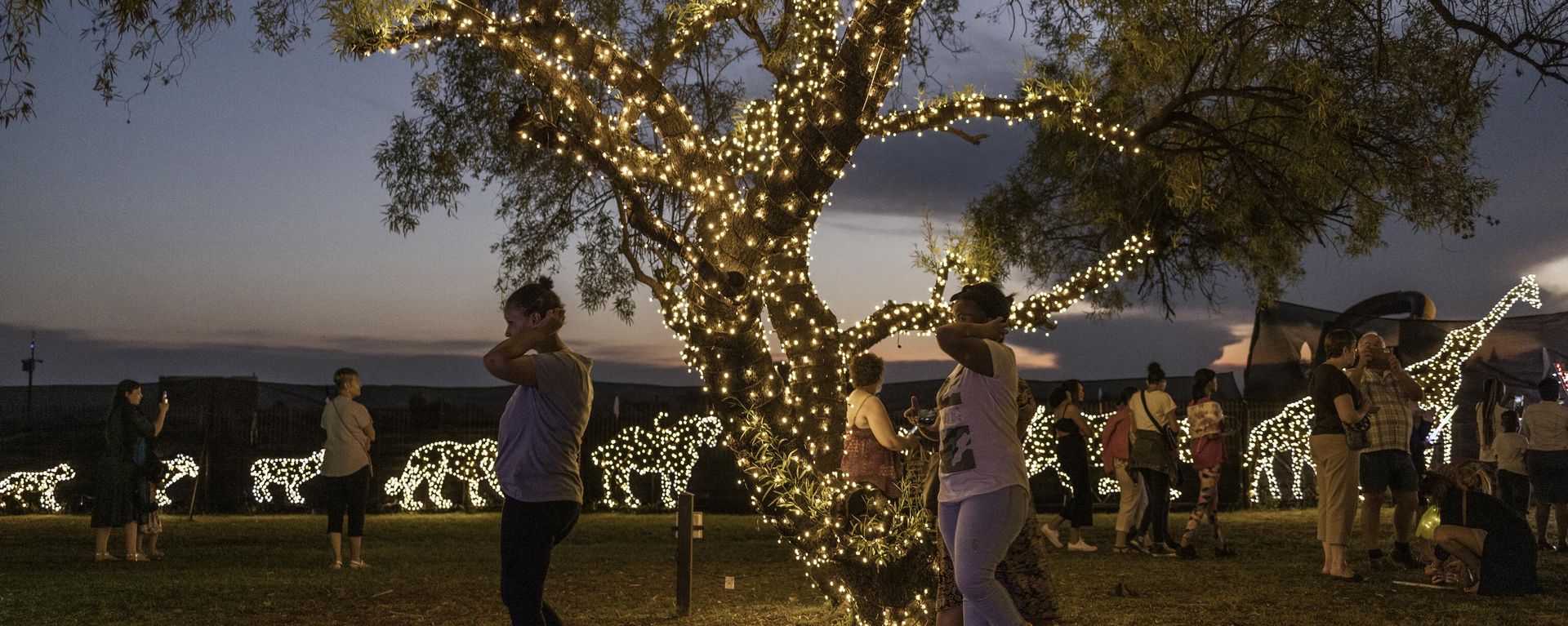 Visitors gather at a Christmas light fair at the Abraham Kriel Children’s home in Potchefstroom, on December 22, 2022. - Sputnik International, 1920, 30.12.2022