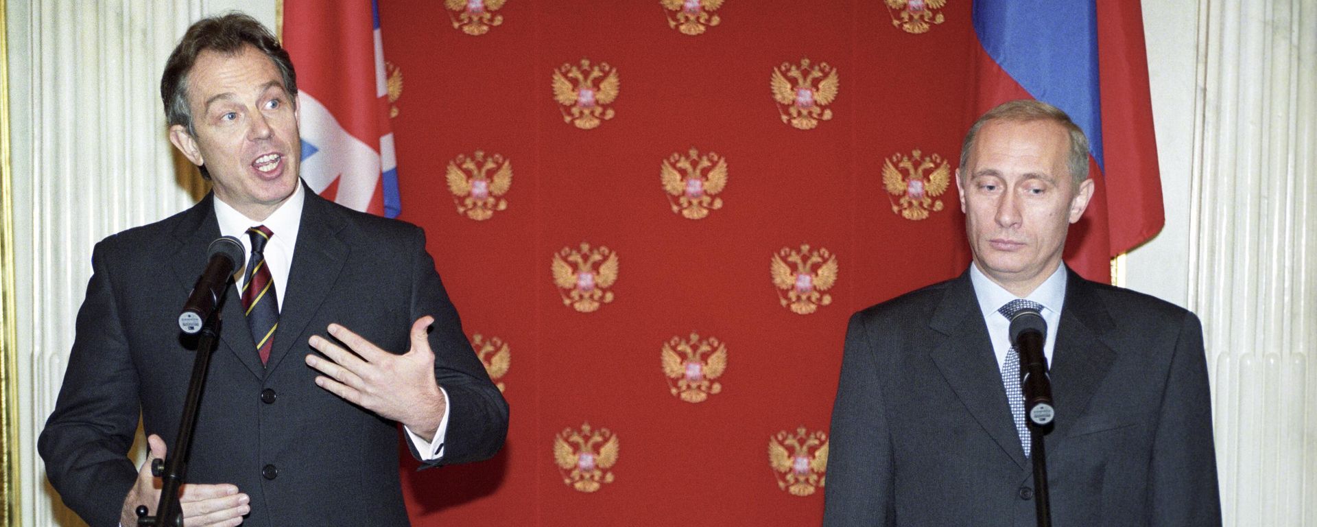 Russian President Vladimir Putin and British Prime Minister Tony Blair at a meeting in November 2000. - Sputnik International, 1920, 30.12.2022