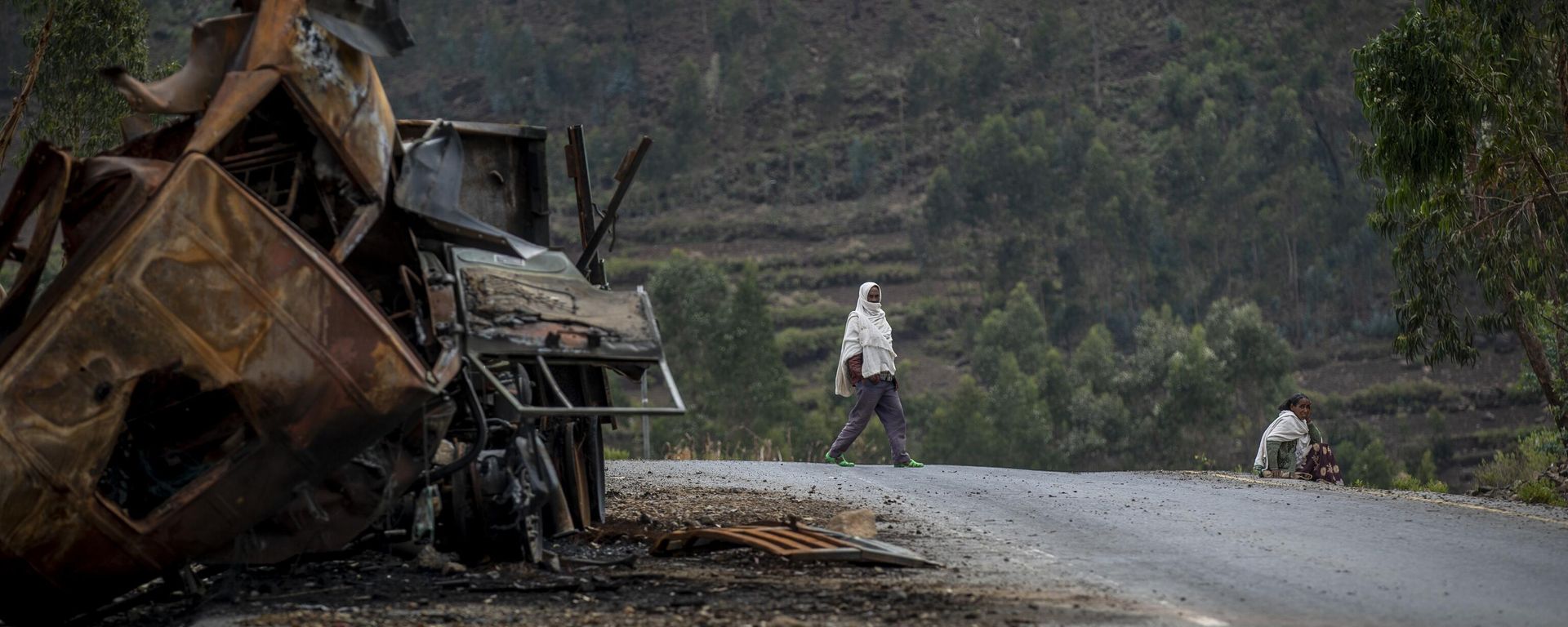 A man crosses near a destroyed truck on a road leading to the town of Abi Adi, in the Tigray region of northern Ethiopia on May 11, 2021. A man crosses near a destroyed truck on a road leading to the town of Abi Adi, in the Tigray region of northern Ethiopia on May 11, 2021. - Sputnik International, 1920, 30.12.2022
