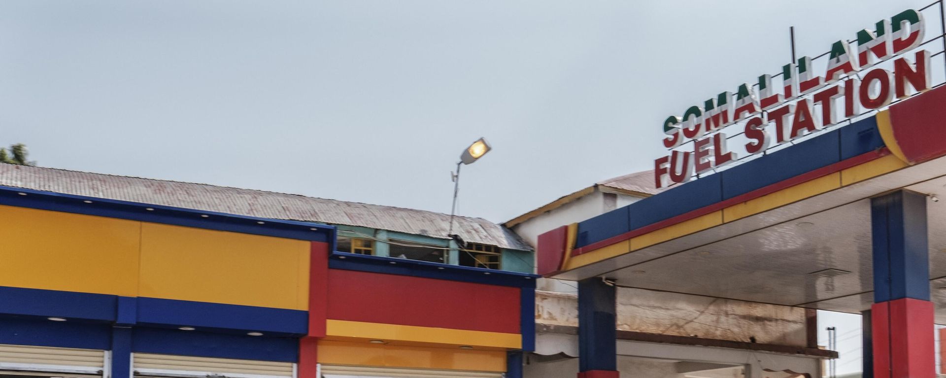 Women walk in front of a gas station in the city of Hargeisa, Somaliland, on September 15, 2021. Women walk in front of a gas station in the city of Hargeisa, Somaliland, on September 15, 2021. - Sputnik International, 1920, 31.12.2022