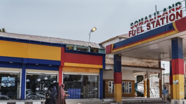 Women walk in front of a gas station in the city of Hargeisa, Somaliland, on September 15, 2021.  - Sputnik International