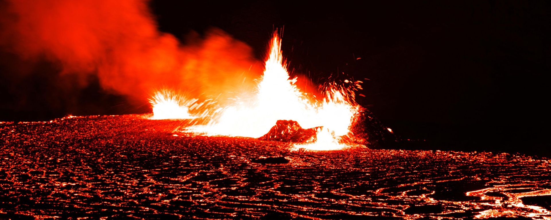 A photo taken on August 7, 2022 shows lava spewing out at the volcano in Fagradalsfjall, Iceland, around 40 kilometers from the capital Reykjavik, following an eruption that has been ongoing since August 3, 2022 A photo taken on August 7, 2022 shows lava spewing out at the volcano in Fagradalsfjall, Iceland, around 40 kilometers from the capital Reykjavik, following an eruption that has been ongoing since August 3, 2022 - Sputnik International, 1920, 31.12.2022