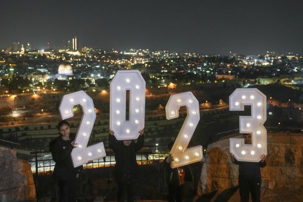 People pose for pictures with a 2023 installation as they celebrate the New Year's Eve at Mount of Olives overlooking Jerusalem's Old City, Saturday, Dec. 31, 2022. - Sputnik International