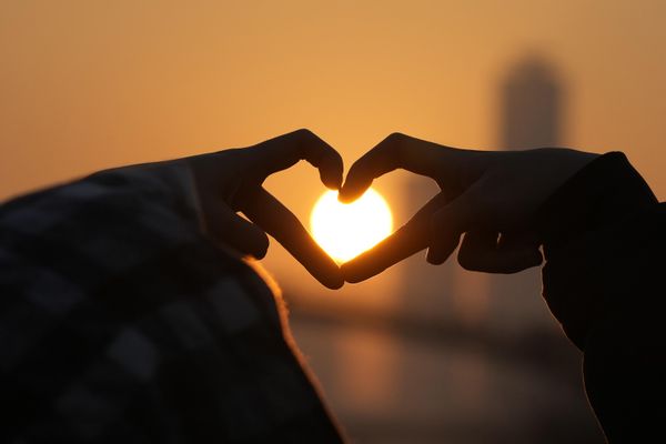 People form the shape of a heart as they pose for a photo with the first sunrise on New Year's Day at a park in Seoul, South Korea, Sunday, Jan. 1, 2023. - Sputnik International