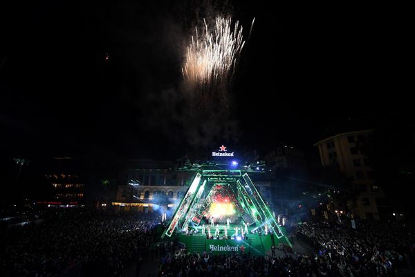 People gather to listen to music and watch a firework display before the countdown to 2023 in Hanoi, Vietnam, on December 31, 2022. - Sputnik International