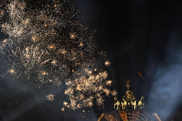 Fireworks explode over Berlin's landmark Brandenburg Gate during a New Year's light and music show before midnight to welcome the year 2023, on December 31, 2022. - - Sputnik International