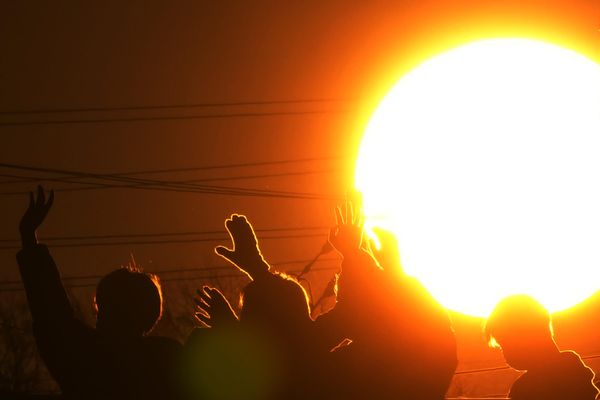 Люди во время встречи первого восхода солнца Нового 2023 года в в Японии  - Sputnik International