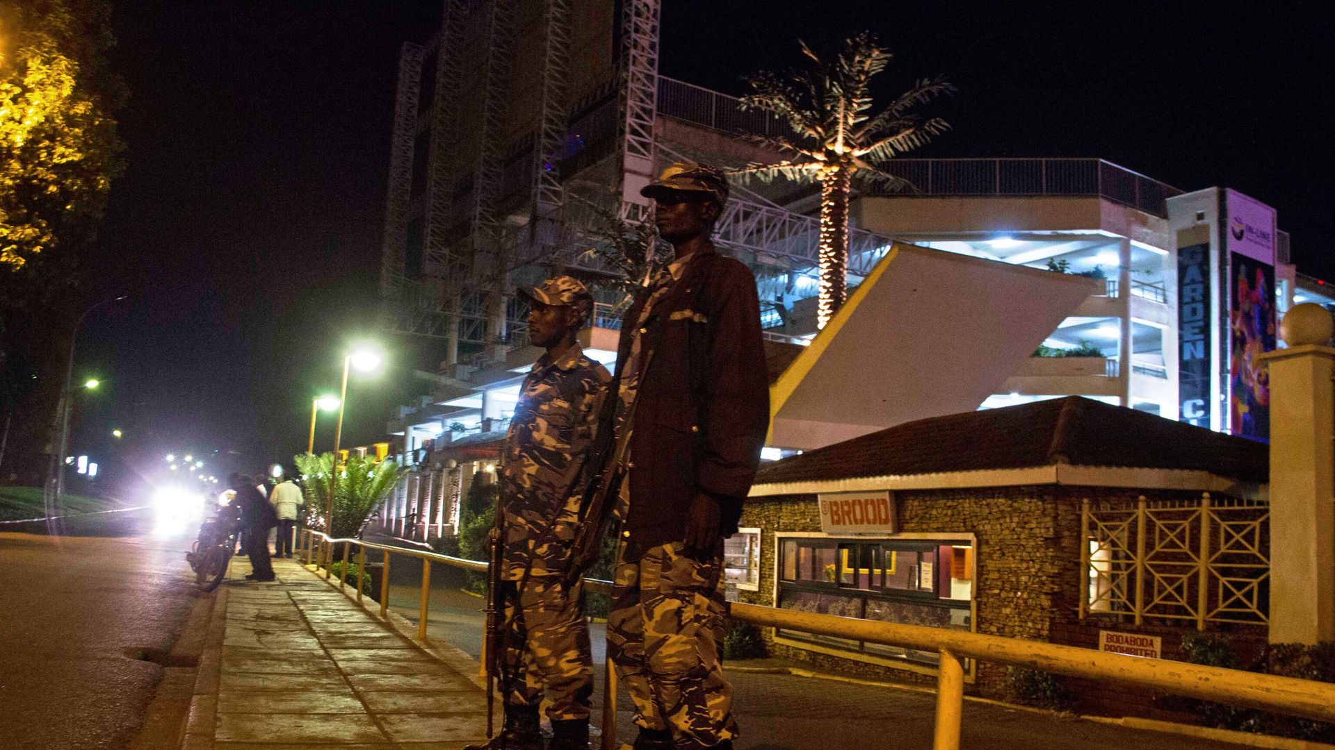 Ugandan police forces and security agencies are seen outside one of Kampala’s most prominent mall on September 13, 2014. - Sputnik International, 1920, 01.01.2023