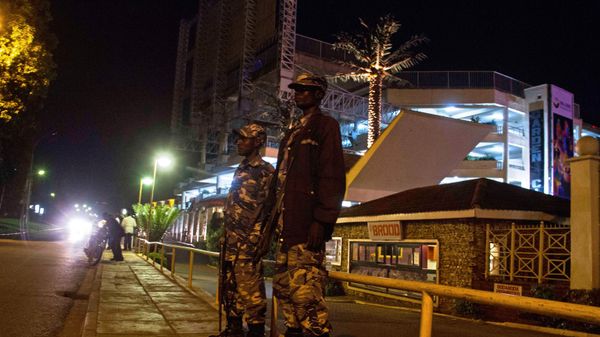 Ugandan police forces and security agencies are seen outside one of Kampala’s most prominent mall on September 13, 2014. - Sputnik International