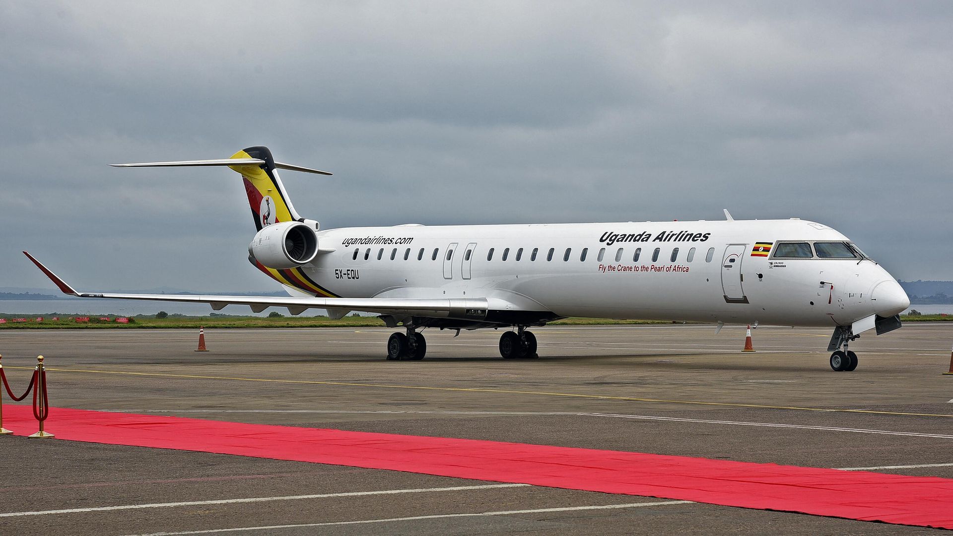 A Uganda Airlines Bombadier aircraft prepares for departure at Entebbe airport during the launch of Uganda Airline’s maiden flight to Jomo Kenyatta International Airport in Nairobi on August 27, 2019. - Uganda's national carrier, the Uganda Airlines made an inaugural flight from Entebbe International Airport to Nairobi, in a plan by the east African nation to relaunch the entity more that 20 years after it was liquidated. - Sputnik International, 1920, 01.01.2023