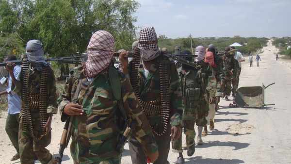 Al-Qaeda linked al-shabab recruits walk down a street on March 5, 2012 in the Deniile district of Somalian capital, Mogadishu, following their graduation.  - Sputnik International