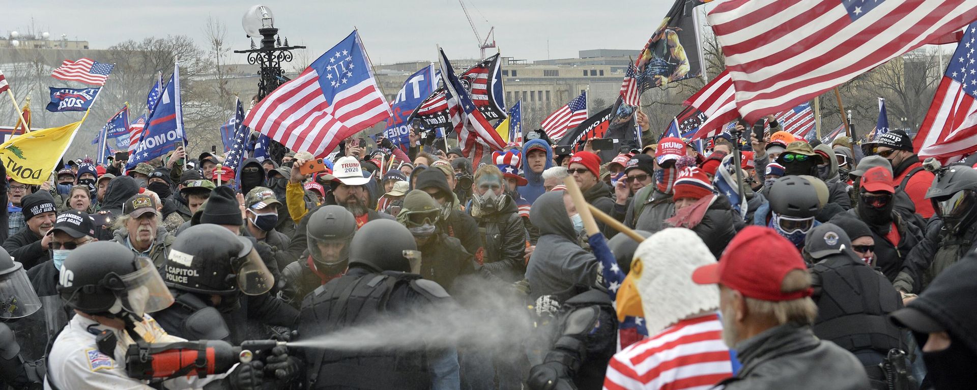 Trump supporters clash with police and security forces as people try to storm the US Capitol Building in Washington, DC, on January 6, 2021 Trump supporters clash with police and security forces as people try to storm the US Capitol Building in Washington, DC, on January 6, 2021 - Sputnik International, 1920, 06.01.2023