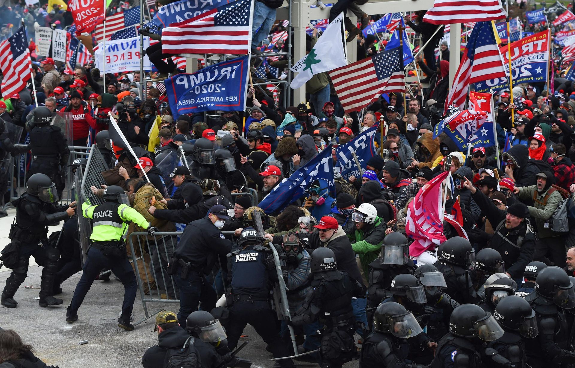 Trump supporters clash with police and security forces as they push barricades to storm the US Capitol in Washington D.C on January 6, 2021 Trump supporters clash with police and security forces as they push barricades to storm the US Capitol in Washington D.C on January 6, 2021 - Sputnik International, 1920, 02.01.2023