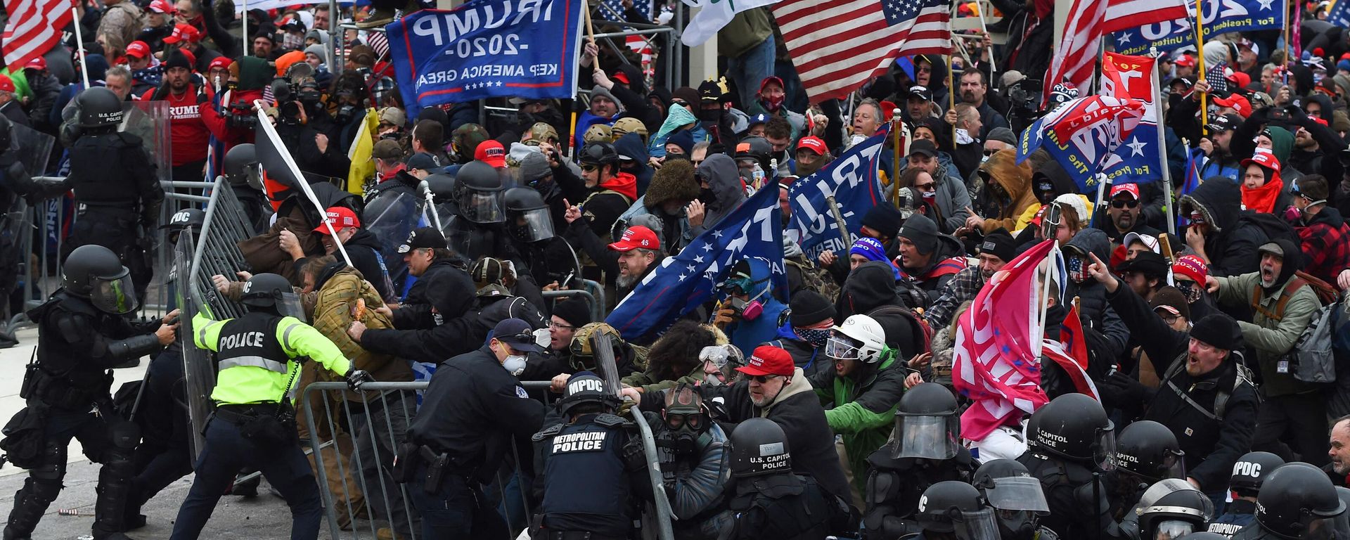 Trump supporters clash with police and security forces as they push barricades to storm the US Capitol in Washington D.C on January 6, 2021 Trump supporters clash with police and security forces as they push barricades to storm the US Capitol in Washington D.C on January 6, 2021 - Sputnik International, 1920, 07.01.2023