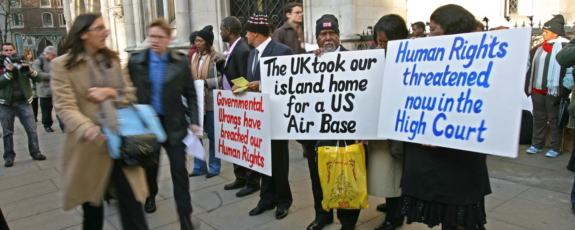Chagossian Islanders and their supporters arrive at the Court of Appeal in central London, 05 February 2007, as they prepare to fight a court ruling which would prevent the islanders going back to their homes in the remote Chagos archipelago, in the middle of the Indian Ocean. Chagossian Islanders and their supporters arrive at the Court of Appeal in central London, 05 February 2007, as they prepare to fight a court ruling which would prevent the islanders going back to their homes in the remote Chagos archipelago, in the middle of the Indian Ocean. - Sputnik International, 1920, 02.01.2023