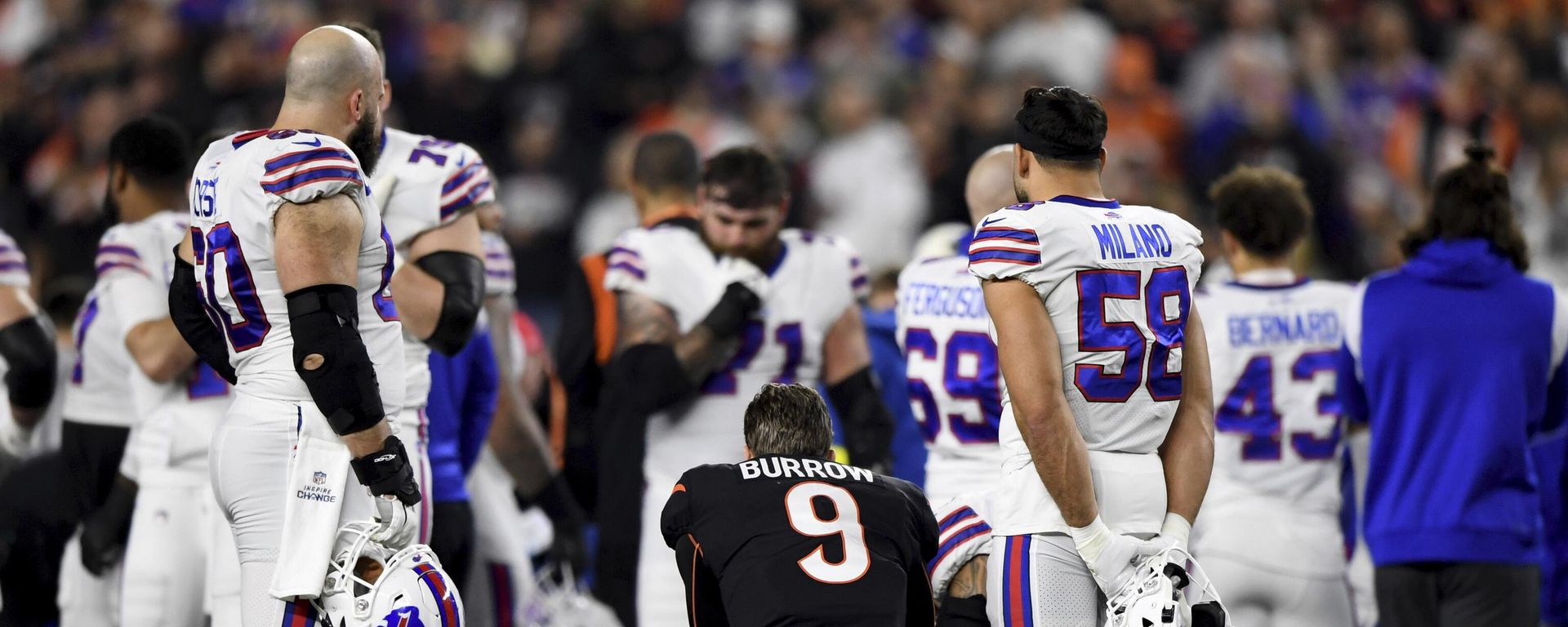 Cincinnati Bengals quarterback Joe Burrow (9) pauses as Buffalo Bills' Damar Hamlin is examined by medical staff during the first half of an NFL football game, Monday, Jan. 2, 2023, in Cincinnati. (AP Photo/Emilee Chinn) - Sputnik International, 1920, 04.01.2023