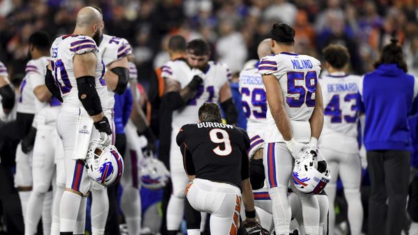 Cincinnati Bengals quarterback Joe Burrow (9) pauses as Buffalo Bills' Damar Hamlin is examined by medical staff during the first half of an NFL football game, Monday, Jan. 2, 2023, in Cincinnati. (AP Photo/Emilee Chinn) - Sputnik International