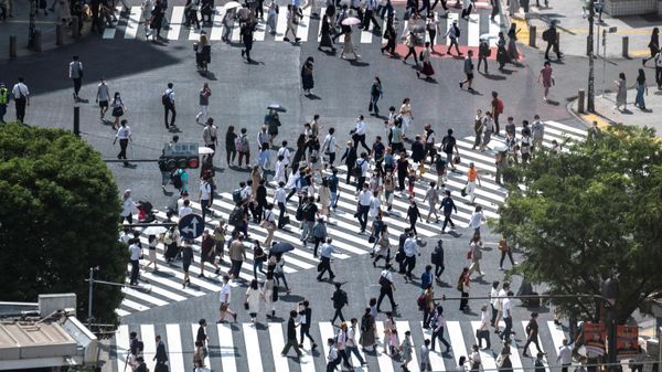 This general view shows people crossing the street in Tokyo’s Shibuya district on June 17, 2021 - Sputnik International