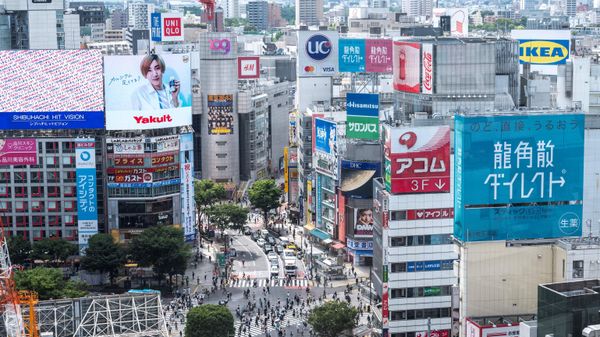 This general view shows people crossing the street in Tokyo’s Shibuya district on June 17, 2021 - Sputnik International