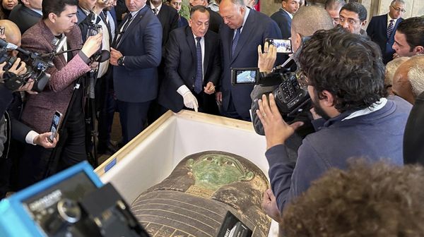 Foreign Minister Sameh Shoukry, center right, and Mostafa Waziri, top official at the Supreme Council of Antiquities, talk in front of an ancient wooden sarcophagus during a handover ceremony at the foreign ministry in Cairo, Egypt, Monday, Jan. 2, 2023. - Sputnik International