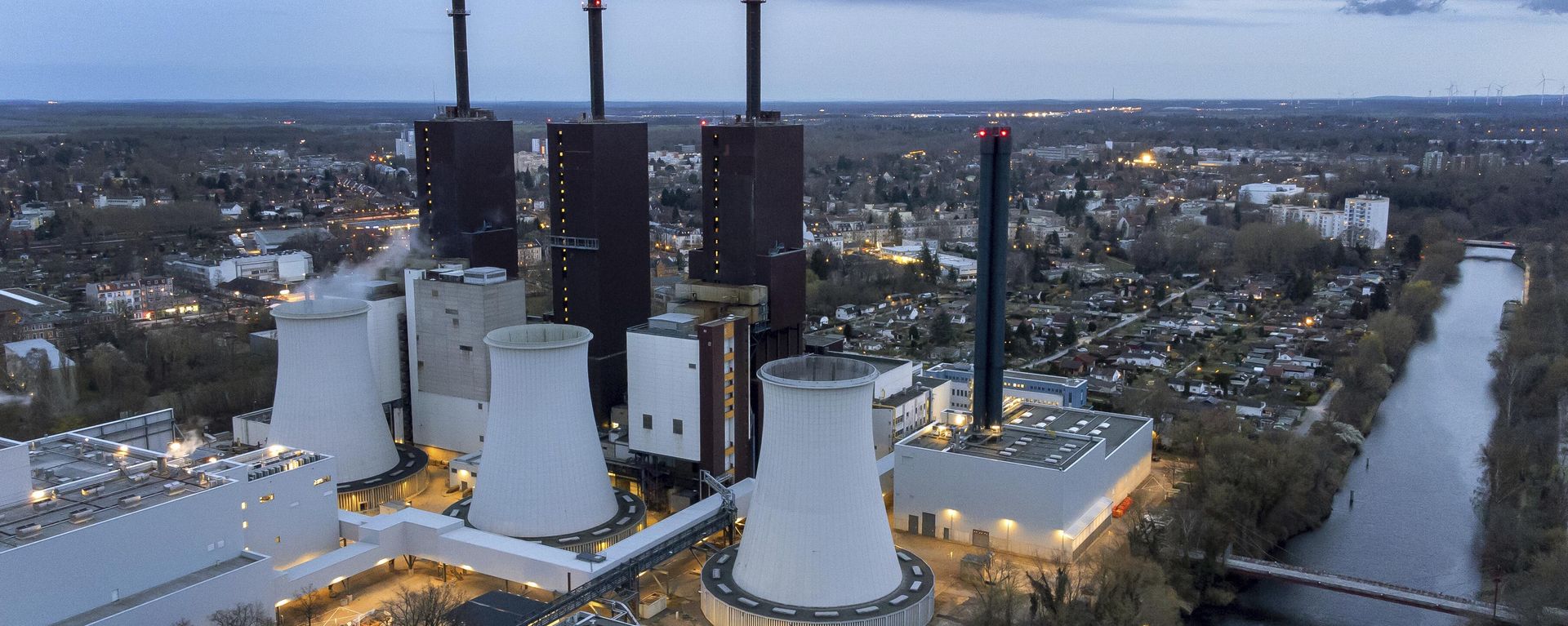 Steam leaves a cooling tower of the Lichterfelde gas-fired power plant in Berlin, Germany, on March 30, 2022.  - Sputnik International, 1920, 10.12.2023