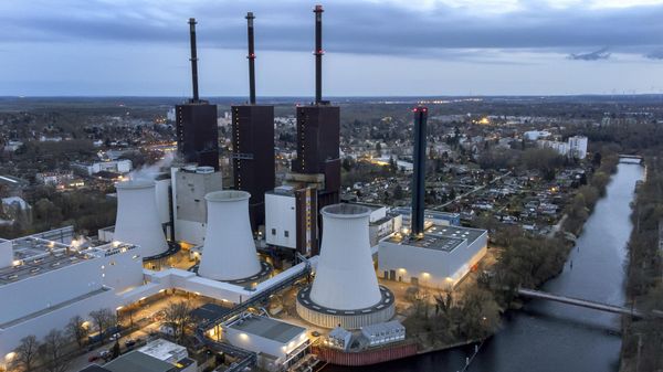 Steam leaves a cooling tower of the Lichterfelde gas-fired power plant in Berlin, Germany, on March 30, 2022. - Sputnik International