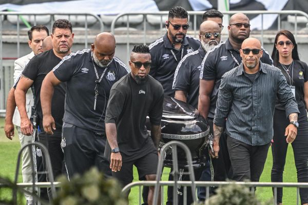 People headed by the son of late Brazilian football legend Pele, Edinho, transport his coffin into the Urbano Caldeira stadium in Santos, Sao Paulo, Brazil on January 2, 2023.  - Sputnik International