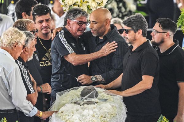 Former Santos player Manoel Maria (L) hugs the son of Brazilian football star Pele, Edinho (R), during Pele's wake at the Urbano Caldeira stadium in Santos, Sao Paulo, Brazil on January 2, 2023. -  - Sputnik International