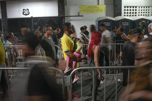 A man holds his daughter as he lines up to attend the funeral of the late Brazilian football legend Pele at the Vila Belmiro stadium in Santos, Brazil, early Tuesday, Jan. 3, 2023. - Sputnik International
