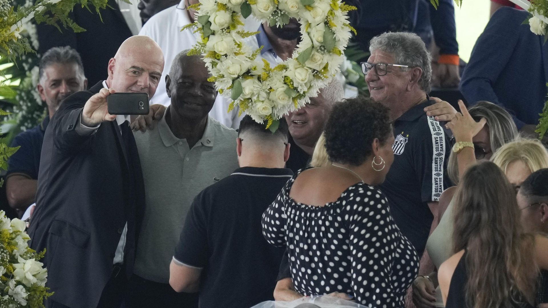 FIFA President Gianni Infantino takes a selfie with Lima, a former Santos soccer player, during the wake of the late Brazilian soccer great Pele in Santos, Brazil, Monday, Jan. 2, 2023. FIFA President Gianni Infantino takes a selfie with Lima, a former Santos soccer player, during the wake of the late Brazilian soccer great Pele in Santos, Brazil, Monday, Jan. 2, 2023. - Sputnik International, 1920, 04.01.2023