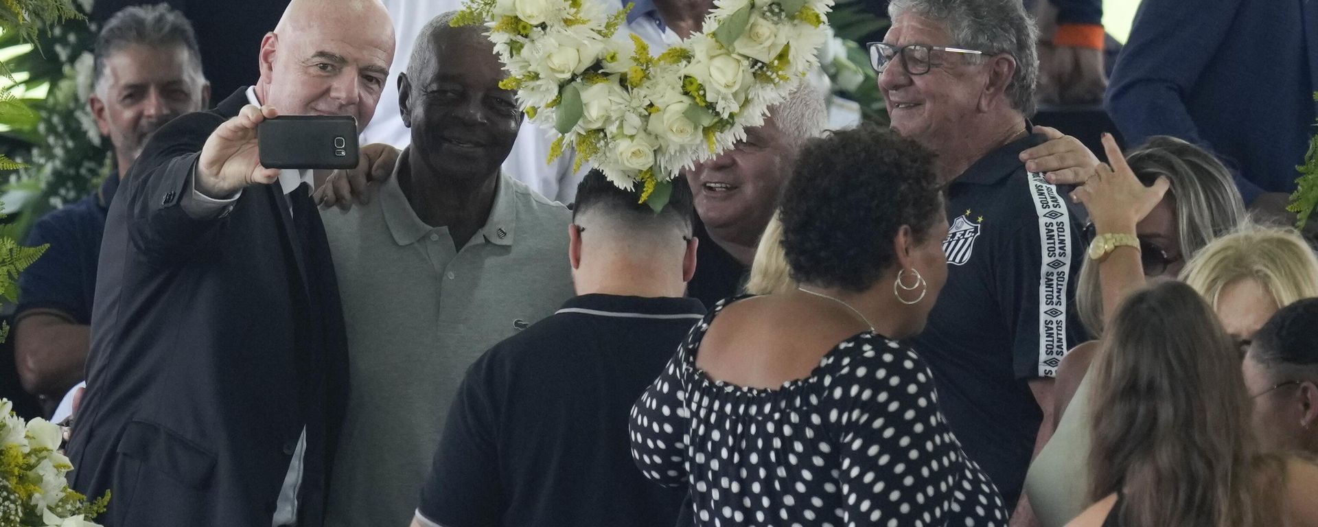 FIFA President Gianni Infantino takes a selfie with Lima, a former Santos soccer player, during the wake of the late Brazilian soccer great Pele in Santos, Brazil, Monday, Jan. 2, 2023. FIFA President Gianni Infantino takes a selfie with Lima, a former Santos soccer player, during the wake of the late Brazilian soccer great Pele in Santos, Brazil, Monday, Jan. 2, 2023. - Sputnik International, 1920, 04.01.2023