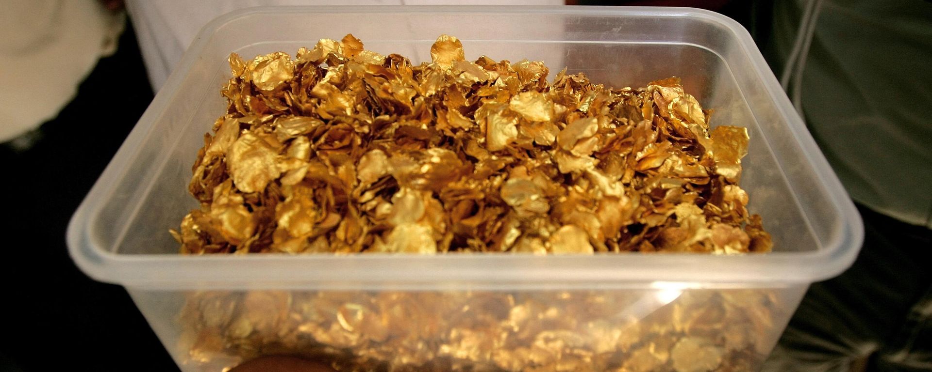 A tub full of gold nuggets is shown at the Ariab company gold mine in the Sudanese desert, 800 kms northeast of the capital Khartoum, on October 3, 2011. A tub full of gold nuggets is shown at the Ariab company gold mine in the Sudanese desert, 800 kms northeast of the capital Khartoum, on October 3, 2011. - Sputnik International, 1920, 04.01.2023