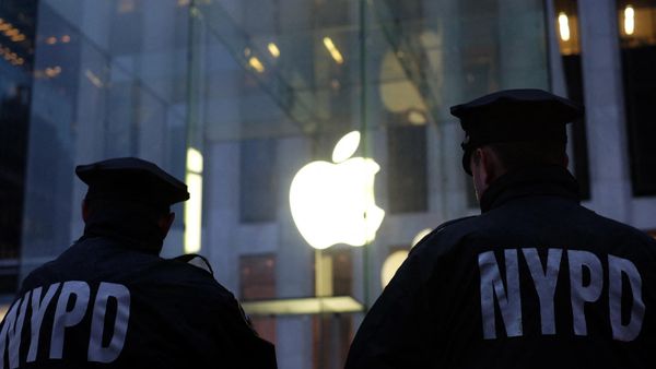 Two New York Police Department (NYPD) officers stand guard on Fifth Avenue in New York on February 23, 2016.  - Sputnik International