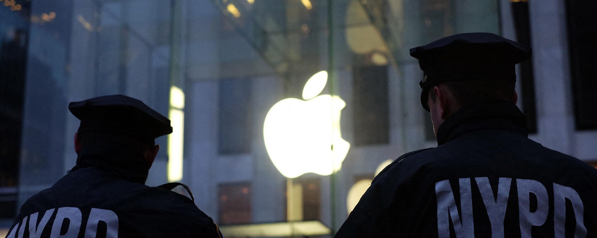 Two New York Police Department (NYPD) officers stand guard on Fifth Avenue in New York on February 23, 2016. Two New York Police Department (NYPD) officers stand guard on Fifth Avenue in New York on February 23, 2016. - Sputnik International, 1920, 05.01.2023