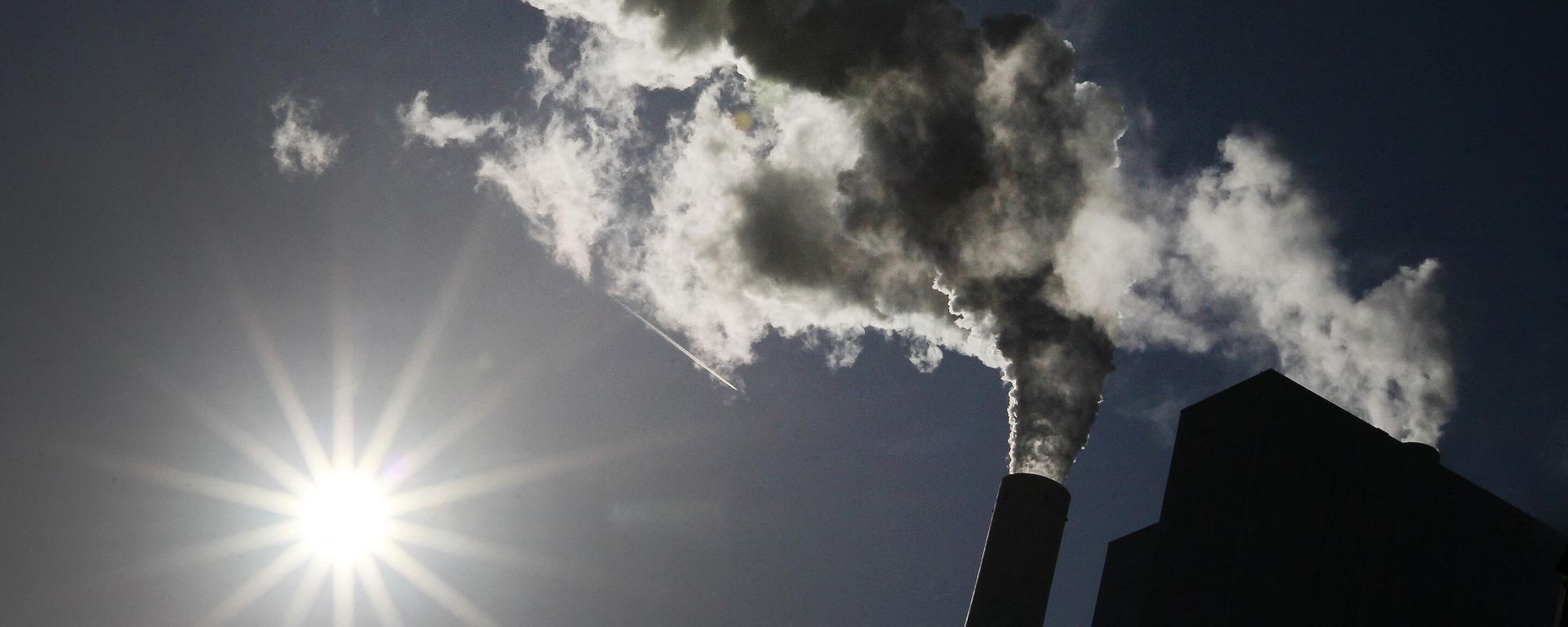 Steam rises from a chimney of the black coal-fired Grosskraftwerk Mannheim (GKM) power plant in Mannheim, southwestern Germany, on February 23, 2022. Steam rises from a chimney of the black coal-fired Grosskraftwerk Mannheim (GKM) power plant in Mannheim, southwestern Germany, on February 23, 2022. - Sputnik International, 1920, 05.01.2023