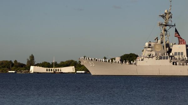 As sailors stand at attention, the USS Chung-Hoon sails past the USS Arizona Memorial during the Pearl Harbor memorial ceremony, Wednesday, Dec. 7, 2011, in Pearl Harbor, Hawaii. Today marks the 70th anniversary of the surprise attack on Pearl Harbor Naval Base which pulled the US into a war with Japan.  - Sputnik International