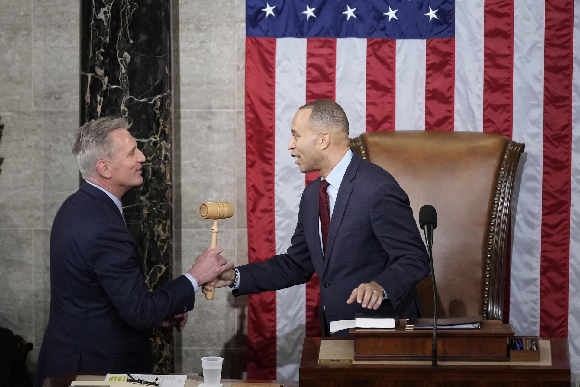 Incoming House Speaker Kevin McCarthy of Calif., receives the gavel from House Minority Leader Hakeem Jeffries of N.Y., on Jan. 7, 2023. Incoming House Speaker Kevin McCarthy of Calif., receives the gavel from House Minority Leader Hakeem Jeffries of N.Y., on Jan. 7, 2023. - Sputnik International, 1920, 07.01.2023