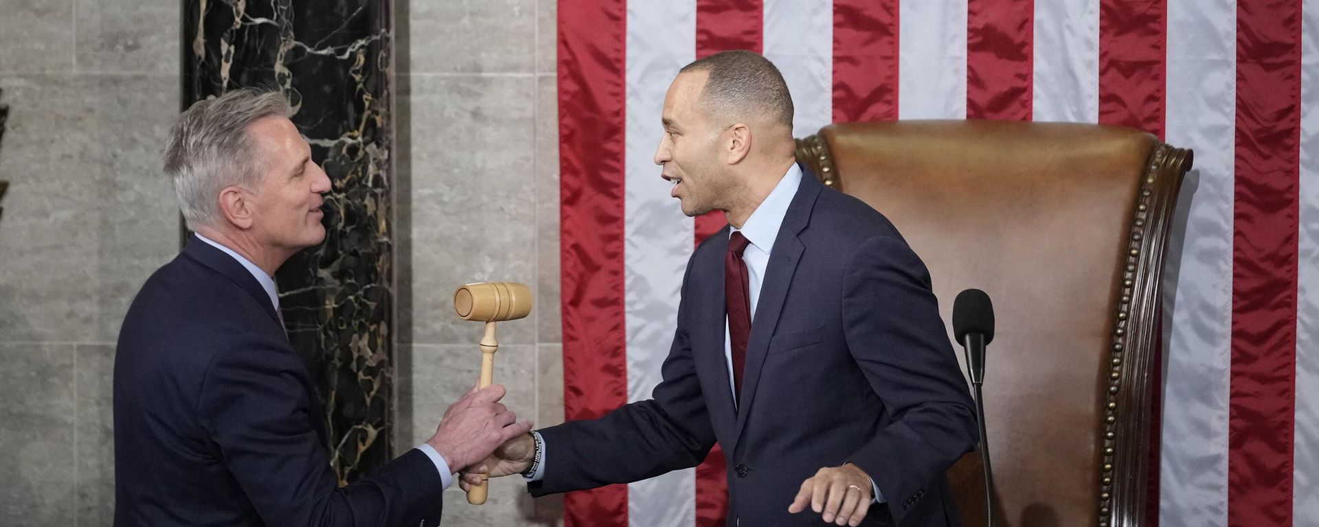 Incoming House Speaker Kevin McCarthy of Calif., receives the gavel from House Minority Leader Hakeem Jeffries of N.Y., on Jan. 7, 2023. Incoming House Speaker Kevin McCarthy of Calif., receives the gavel from House Minority Leader Hakeem Jeffries of N.Y., on Jan. 7, 2023. - Sputnik International, 1920, 22.09.2023