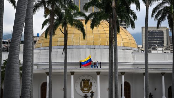 People raise a new Venezuelan flag on the dome of the Federal Legislative Palace before a session for the installation of the National Parliament for the legislative period 2023-2024 at the Federal Legislative Palace in Caracas, on January 5, 2023.  - Sputnik International