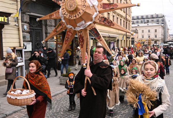 Civilians take part in Orthodox Christmas Eve celebrations in the western Ukrainian city of Lvov on January 6. (Photo by YURIY DYACHYSHYN / AFP) - Sputnik International