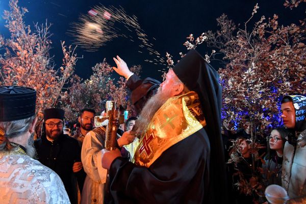 Serbian Orthodox bishop Joanikije attends the annual bonfire of dried oak branches, the Yule log symbol for the Orthodox Christmas Eve, in front of the Serbian Orthodox Church (SPS) Cathedral in Podgorica on January 6. The branches are carried into the homes and burned on Orthodox Christmas Day, which is celebrated according to the Julian calendar, January 7. (Photo by SAVO PRELEVIC / AFP) - Sputnik International