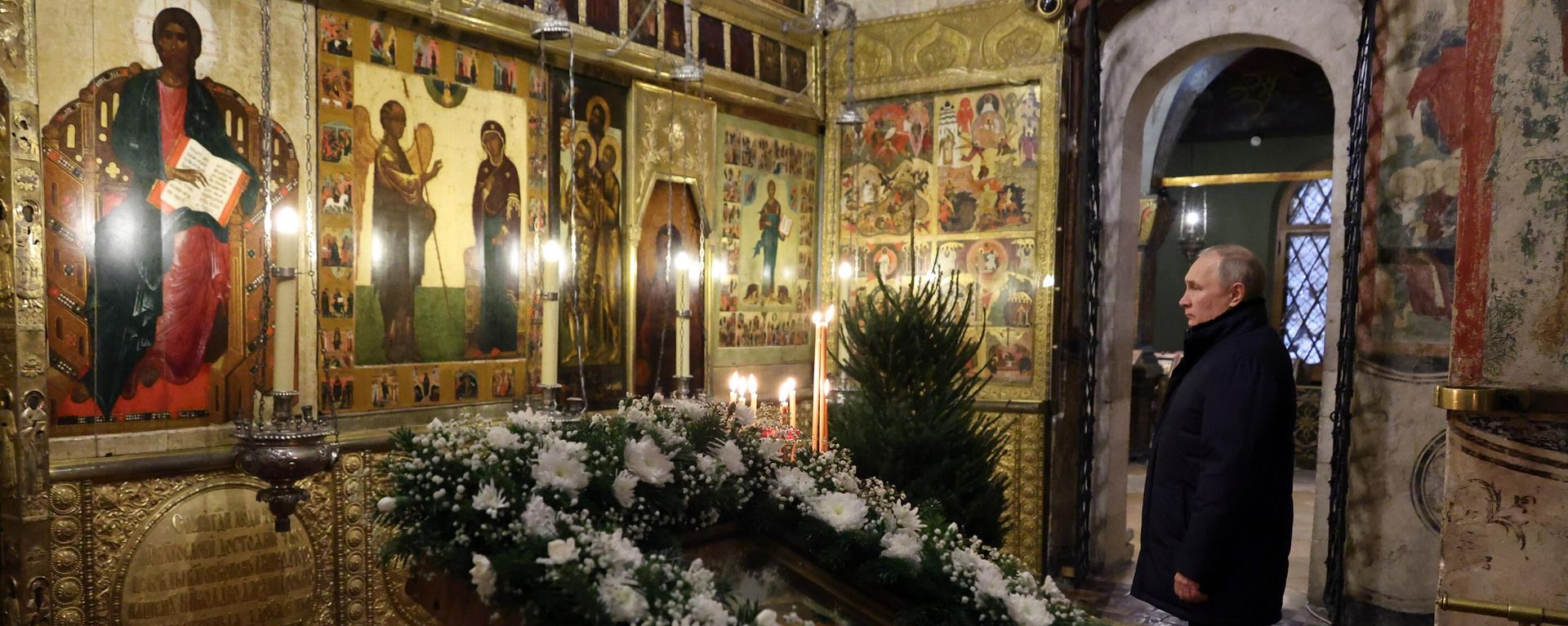 Russian President Vladimir Putin attends an Orthodox Christmas service at the Annunciation Cathedral of the Kremlin in Moscow, Russia. - Sputnik International, 1920, 07.01.2023