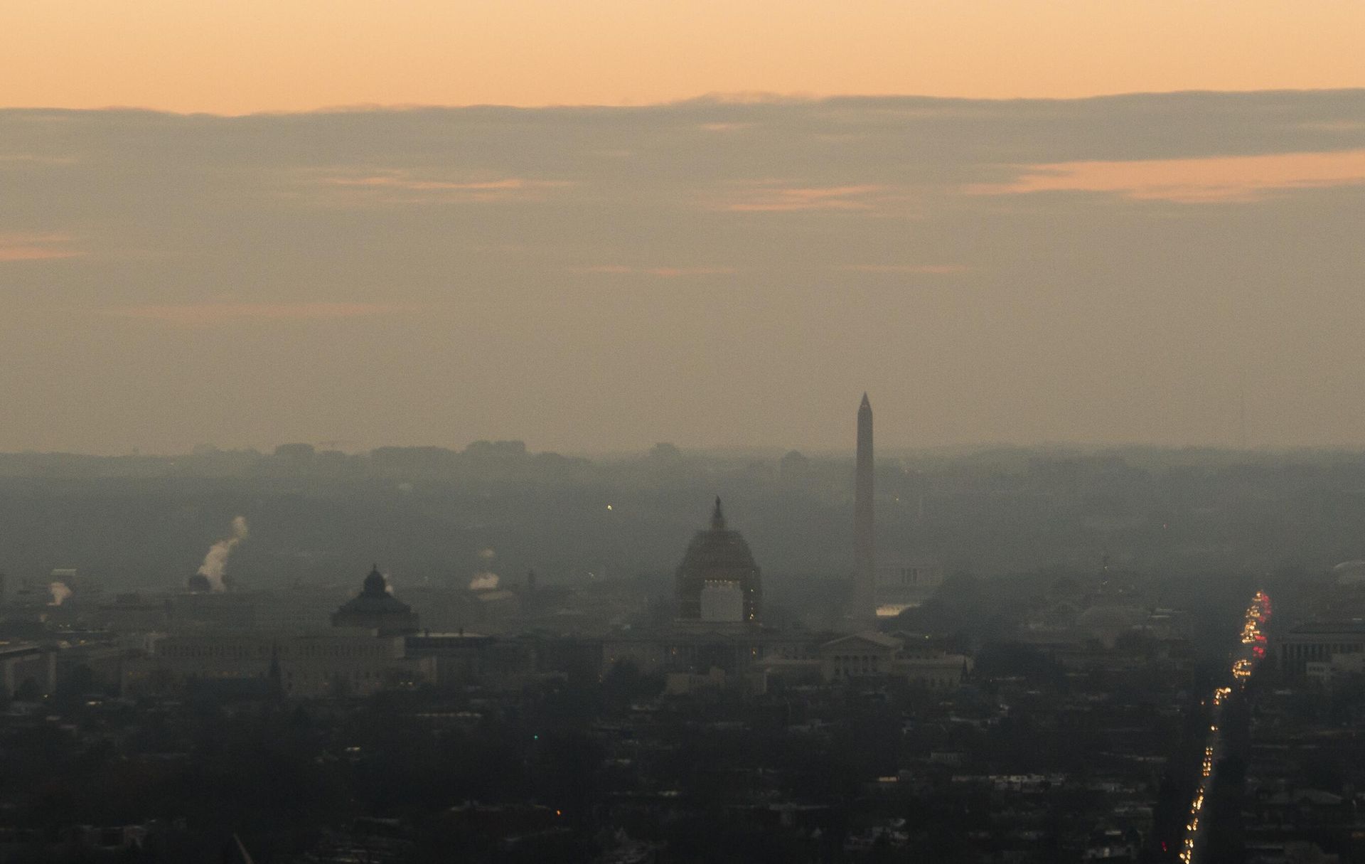 The DC skyline, including the US Capitol and Washington Monument, are seen at sunset. - Sputnik International, 1920, 07.01.2023