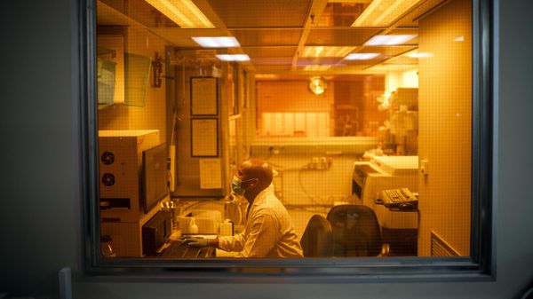 Sandile Cele, a researcher at the Africa Health Research Institute in Durban, South Africa, works on the omicron variant of the COVID-19 virus on Dec. 15, 2021. - Sputnik International