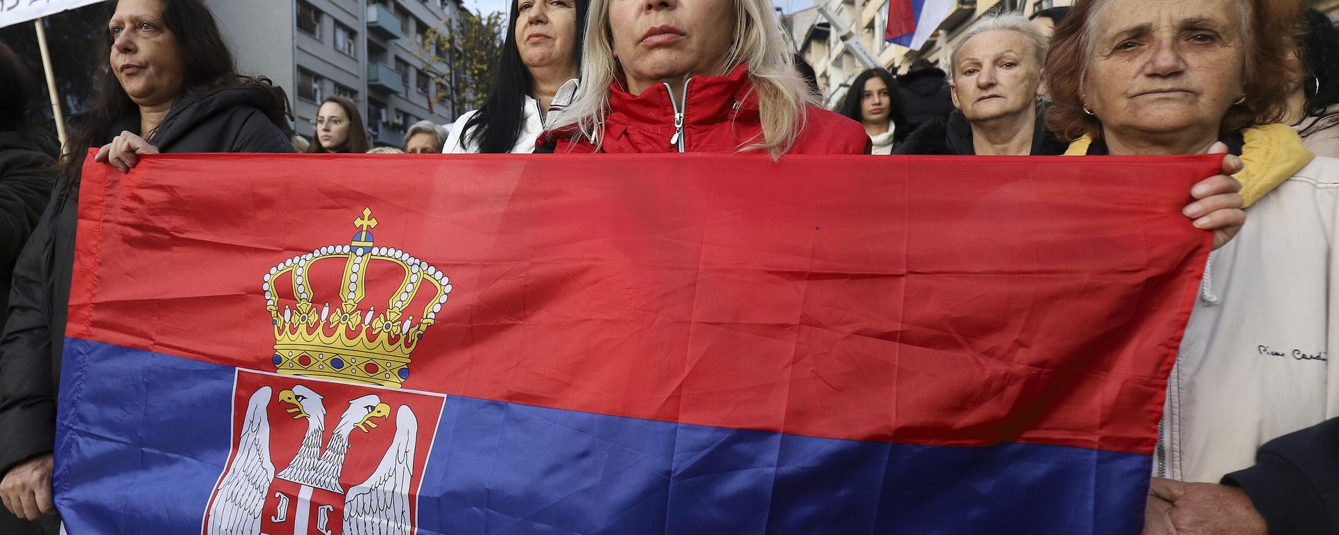 Women hold Serbia's flag as they march in the northern part of Kosovska Mitrovica, Kosovo, Wednesday, Nov. 23, 2022. Serbs in the northern part of Kosovska Mitrovica protested against planned fines by Kosovo authorities for those who refuse to change their Belgrade issued vehicle registration plates and against the cruelty they say are facing daily from the authorities in Pristina. Women hold Serbia's flag as they march in the northern part of Kosovska Mitrovica, Kosovo, Wednesday, Nov. 23, 2022. Serbs in the northern part of Kosovska Mitrovica protested against planned fines by Kosovo authorities for those who refuse to change their Belgrade issued vehicle registration plates and against the cruelty they say are facing daily from the authorities in Pristina. - Sputnik International, 1920, 07.01.2023