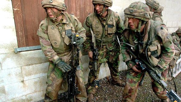 Picture released by the British Ministry of Defence shows british soldiers training at an undisclosed location in the UK 18 June 2000 - Sputnik International