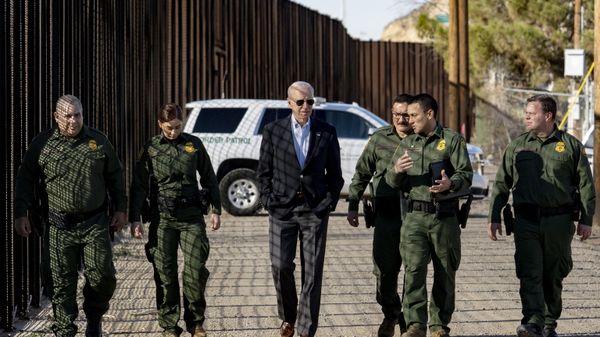 US President Joe Biden speaks with US Customs and Border Protection officers as he visits the US-Mexico border in El Paso, Texas, on January 8, 2023 - Sputnik International