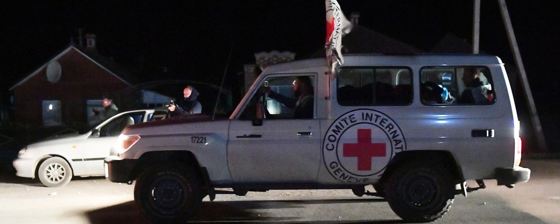The automobile of the International Committee of the Red Cross during the evacuation of civilians from residential buildings adjacent to Azovstal The automobile of the International Committee of the Red Cross during the evacuation of civilians from residential buildings adjacent to Azovstal - Sputnik International, 1920, 09.01.2023