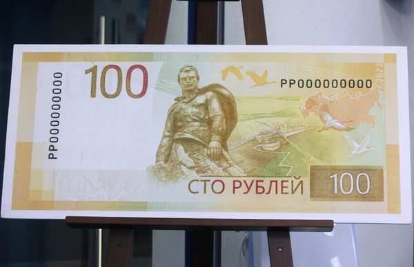 A modernized banknote of 100 rubles during its presentation in TASS press-center, Moscow. A modernized banknote of 100 rubles during its presentation in TASS press-center, Moscow. - Sputnik International